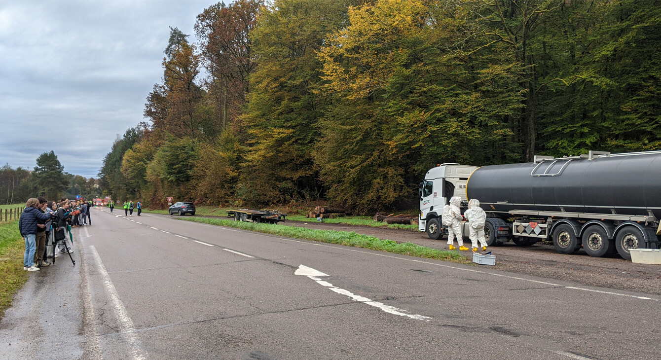 Élèves du lycée Lumière de Luxeuil en observation sur le site de l’incident, face au camion en cause. 