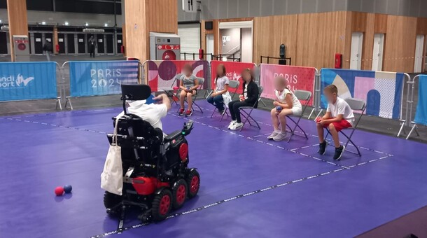 Mardi 3 septembre à l’Arena Paris Sud 1, échanges autour de la boccia avec les élèves du pôle éducatif de Velesmes-Echevanne, venus assister à une épreuve dans cette discipline.