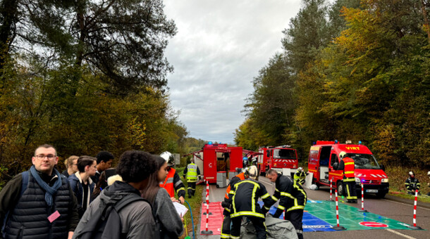 Élèves du lycée Lumière de Luxeuil en observation sur le site de l’incident.