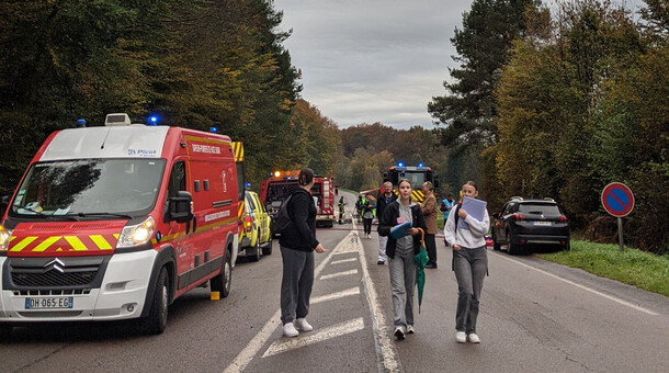 Élèves du lycée Lumière de Luxeuil en observation sur le site de l’incident.