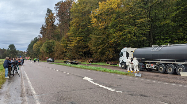 Élèves du lycée Lumière de Luxeuil en observation sur le site de l’incident, face au camion en cause. 