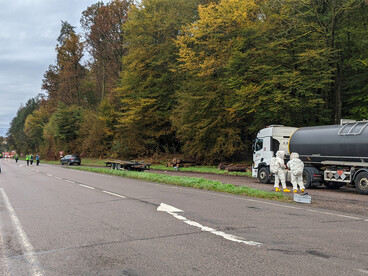 Élèves du lycée Lumière de Luxeuil en observation sur le site de l’incident, face au camion en cause. 